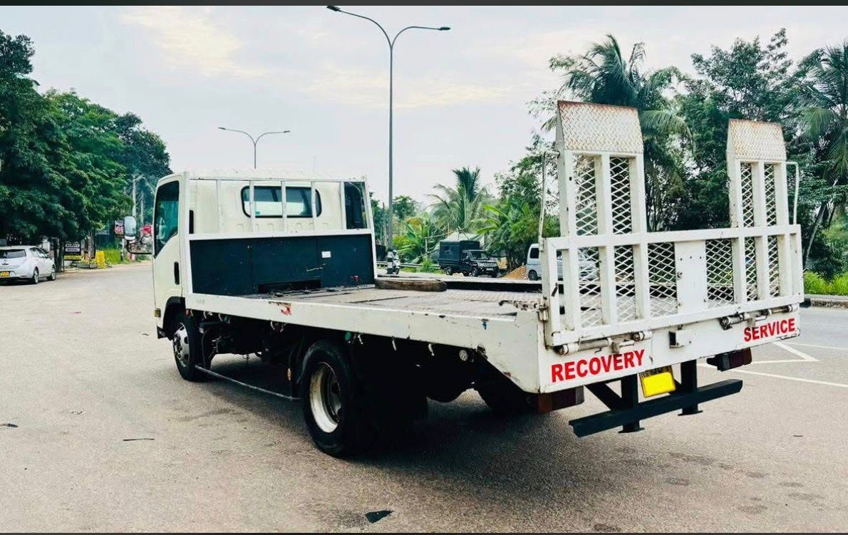 Breakdown recovery truck providing roadside assistance